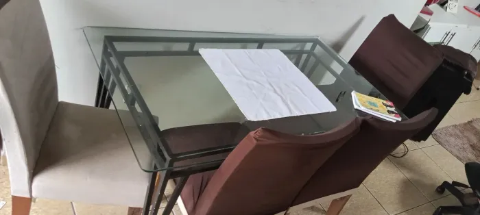 Mesa de vidro e ferro c/4 cadeira ?