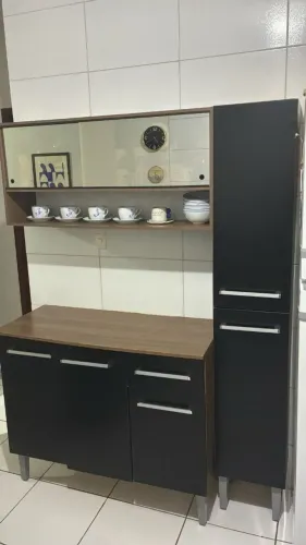 Armário de cozinha com vidro reflex