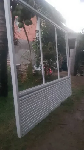 Vendo dois portões em alumínio com vidro 2,70 de largura por 2,20 de altura cada 2.300