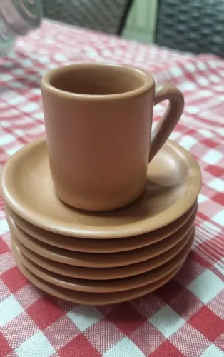 Lote de 6 Pires e 1 Xícara de Cafe Nerina Louveira em Cerâmica