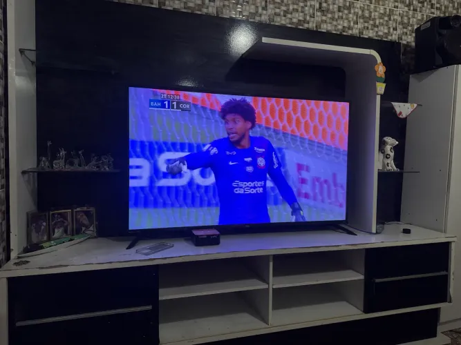 Vende-se istante de televisão