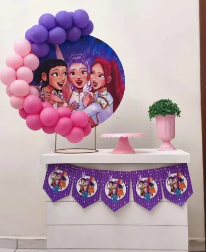 Mini festa na mesa e itens personalizados 