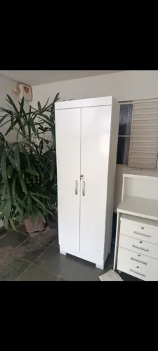 Armário multiuso, possui chave e 6 repartições 