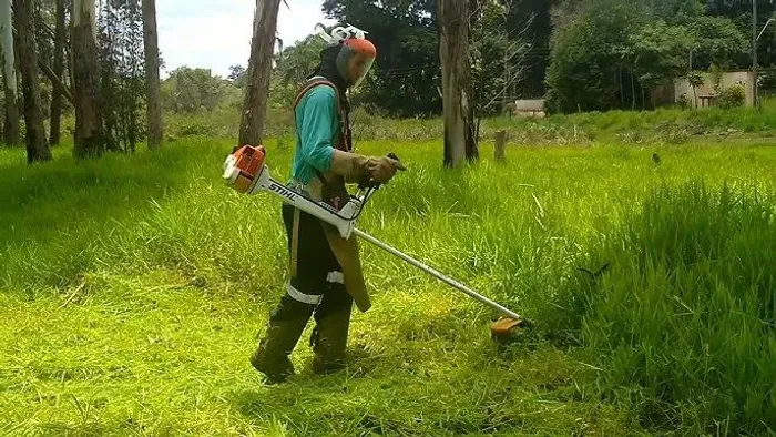 Trabalho com limpeza de terreno