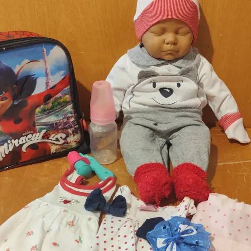 Boneca bebê recém nascido com acessórios e roupas + bolsa Miraculous
