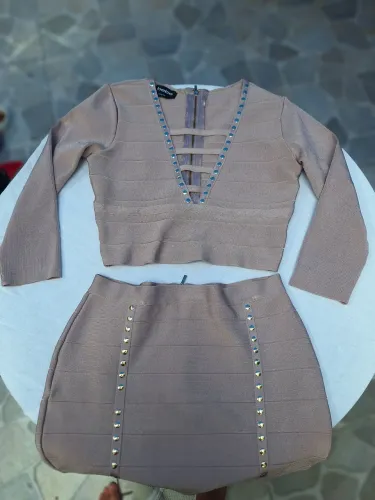 Conjunto Nude/Bege com Aplicações - Saia + Cropped