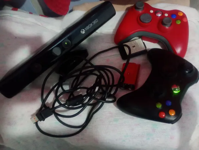 Xbox 360 E1538 com dois controles kinect defeito luz vermelha aparecendo tem 10 jogos