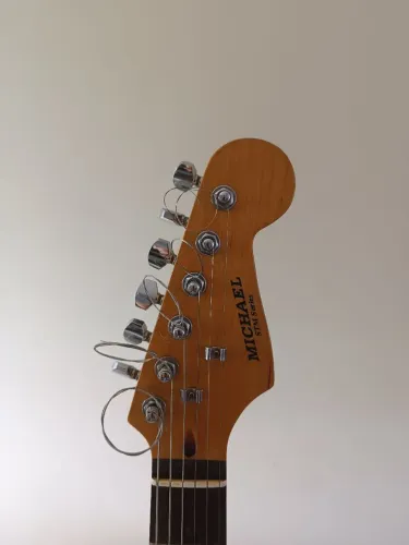 Guitarra Michael antiga