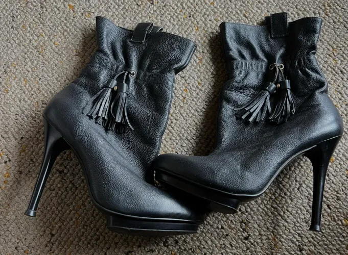 Bota couro preto, salto fino, com meia pata tam 35 Datelli