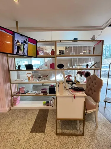 Estante Vitrine Metal Dourado e MDF com Mesa Acoplada, 8 Nichos + Gavetas