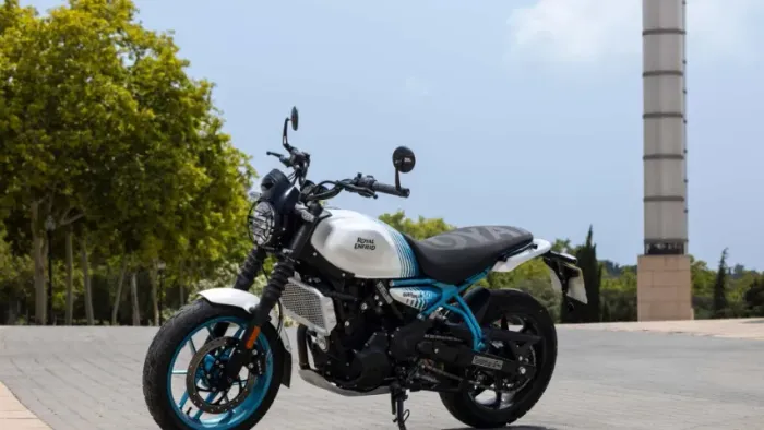 Guerrilla 450cc Brava Blue - Duvallyer Rodrigues - 21 9 9271 71 82 - Royal Enfield