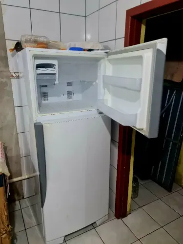 Refrigerador Panasonic Frost Free de 2 portas 435L NR-BT56) em acabamento branco.