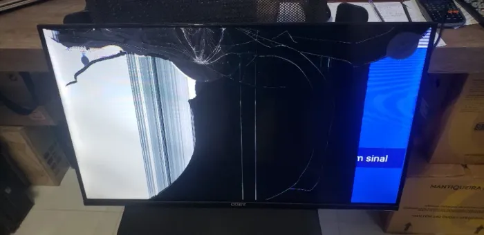 TV LED 32 - COBY - Tela quebrada - ABAIXOU