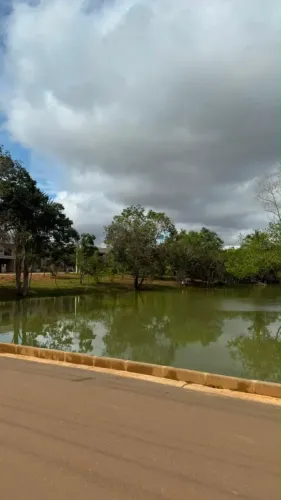 Vendo um Sobrado no Condomínio Laguna