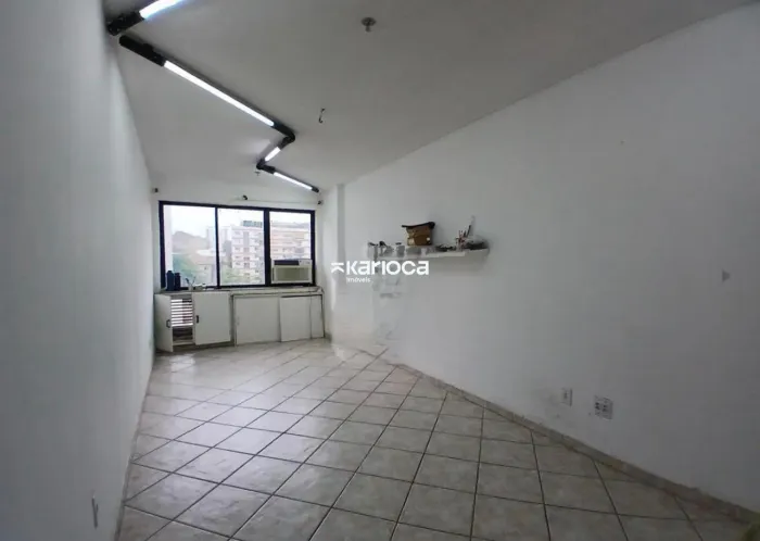 Sala comercial de 34 m2 à venda na Hadock Lobo com banheiro e vaga coberta!!!