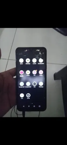 Celular LG exelente tem essa situaçao na tela mais funciona normalmente bateria 100%