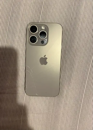 iPhone 15 pro quebrado