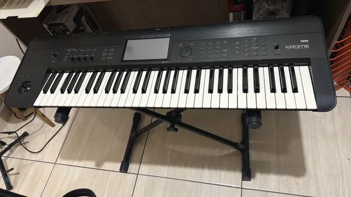 TECLADO KORG KROME 61 - MUSIC WORKSTATION - IMPECÁVEL