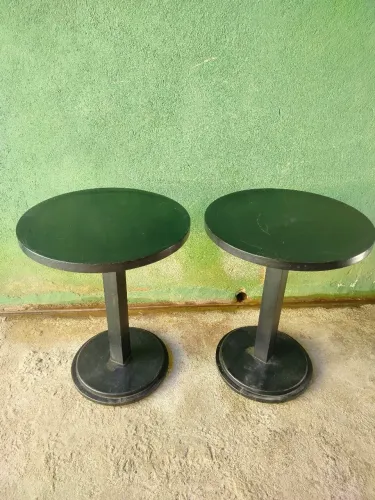 Mesa redonda toda em madeira com pés redondo 