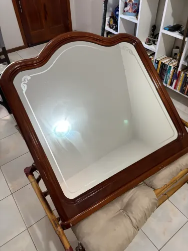 Espelho de cristal com moldura de madeira
