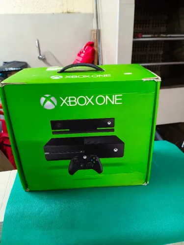 Caixa Xbox One com berço, vazia