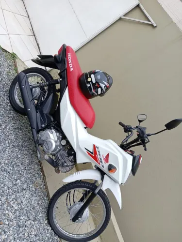 moto Honda pop 110i, vermelha e branco 