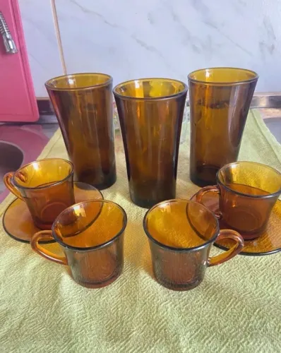 Lote Vintage Vidro Âmbar: 3 Copos Long Drink + 4 Xícaras com dois Pires