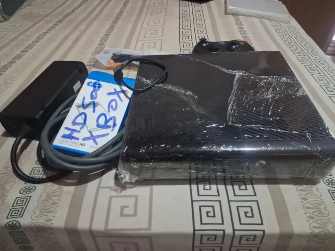 XBOX 360 SUPER SLIM DESBLOQUEADO COM CONTROLE ORIGINAL HD 500 LOTADO DE JOGOS..