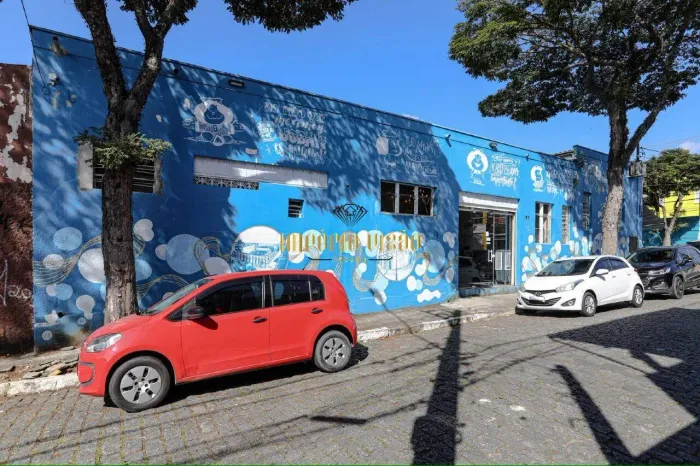 Salão Comercial para Alugar de esquina na região Central de Suzano-SP.