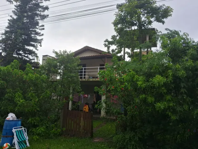Alugo casa anual a 150 metros da beira da praia da ferrugem  