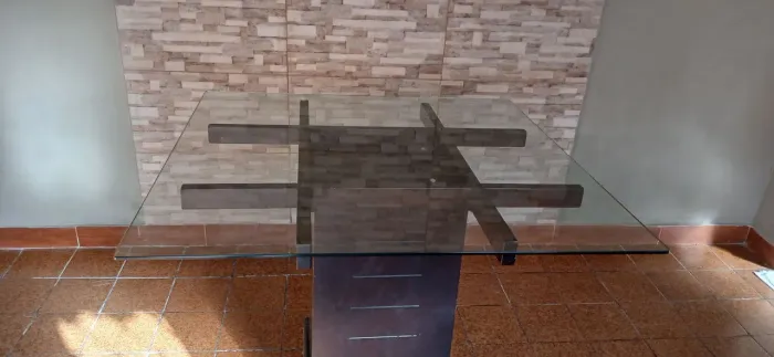 Venda mesa de jantar em madeira sem cadeiras 