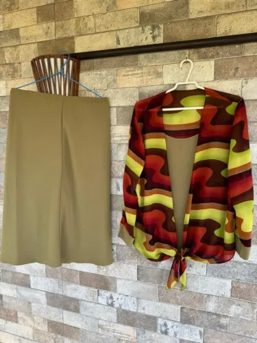 Conjunto Camisa e Saia colorida tamanho G