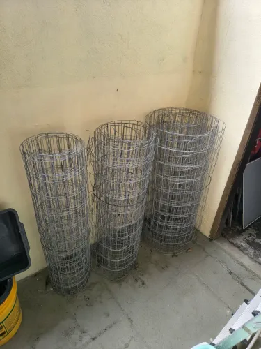 Grade, três pedaços que juntando da uns 20 metros.