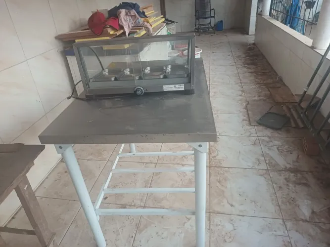 Mesa de inox e estufa quente