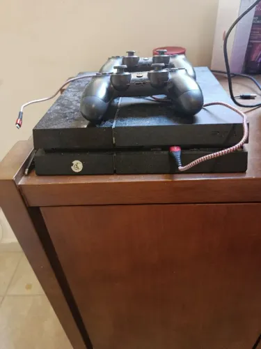 Vendo um vídeo game PlayStation 4 seme novo bom estado