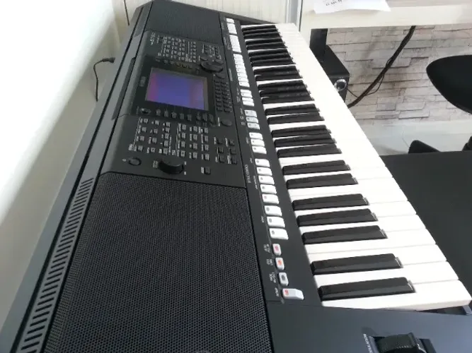 TECLADO YAMAHA PSR S750