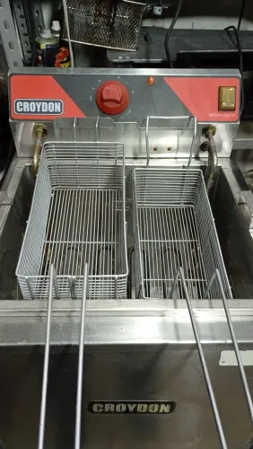 TROCO VARIOS ITENS DE FAST FOOD POR AUTOMOVEL