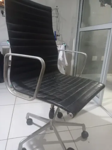 Cadeira de Escritório Presidente Esteirinha Eames - Preta