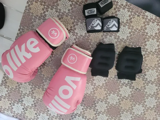Kit Muay Thai / Boxe Feminino - Luva Vollo + Munhequeiras de Peso Pretorian + 2 Bandagens