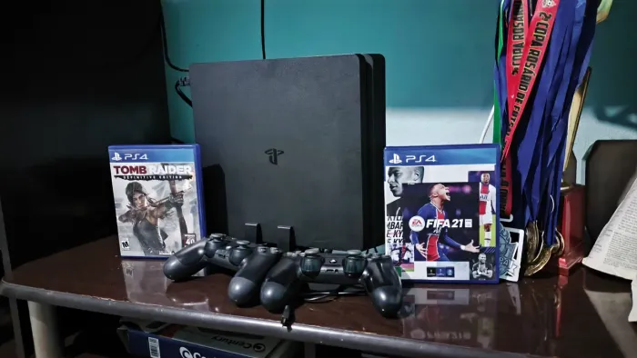 Ps4 acompanhado 2 jogos e 2 controles 1tera