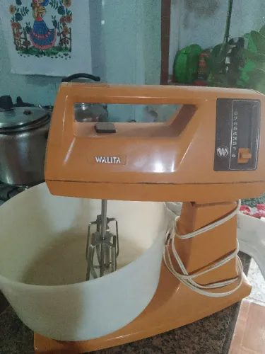 Cama de solteiro+colchão e liquidificador+ batedeira 