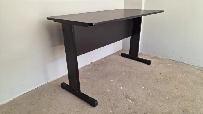MESA DE ESCRITORIO/COMPUTADOR PRETA