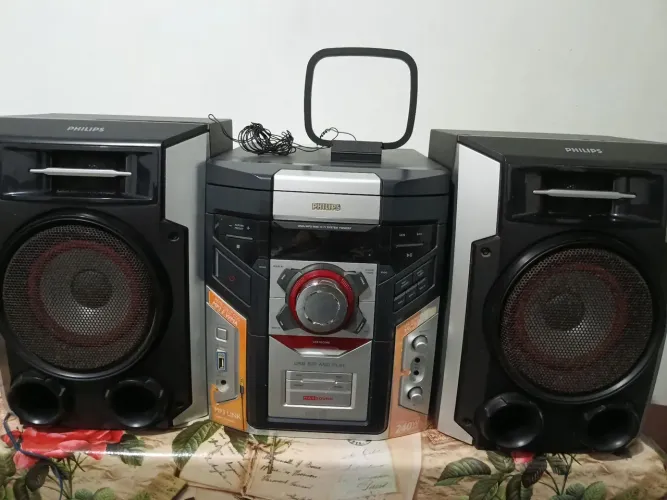 Vende-se um Som PHILIPS WMA/MP3 MINI HI-F1 SYTEM FWM 397