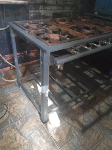 O fogão industrial com 6 acendedor em perfeito estado