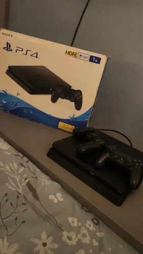 PS4 slim 1TB com 2 controles 