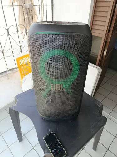 Caixa de som J B L 320 semi nova 
