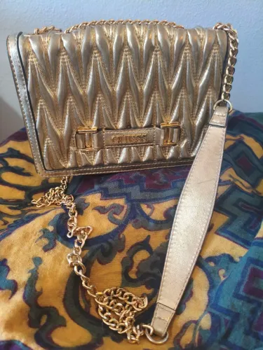Oportunidade linda Bolsa Guess