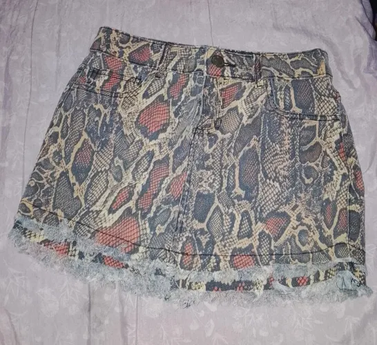 Saía curtinha com uma linda estampa, com bolsas na frente e na parte de trás