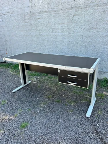Mesa de escritório com gavetas cor preta