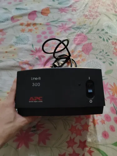 Estabilizador APC Line-R 300VA - Saída 120V (Ideal p/ Roteador, TV e Som) - USADO